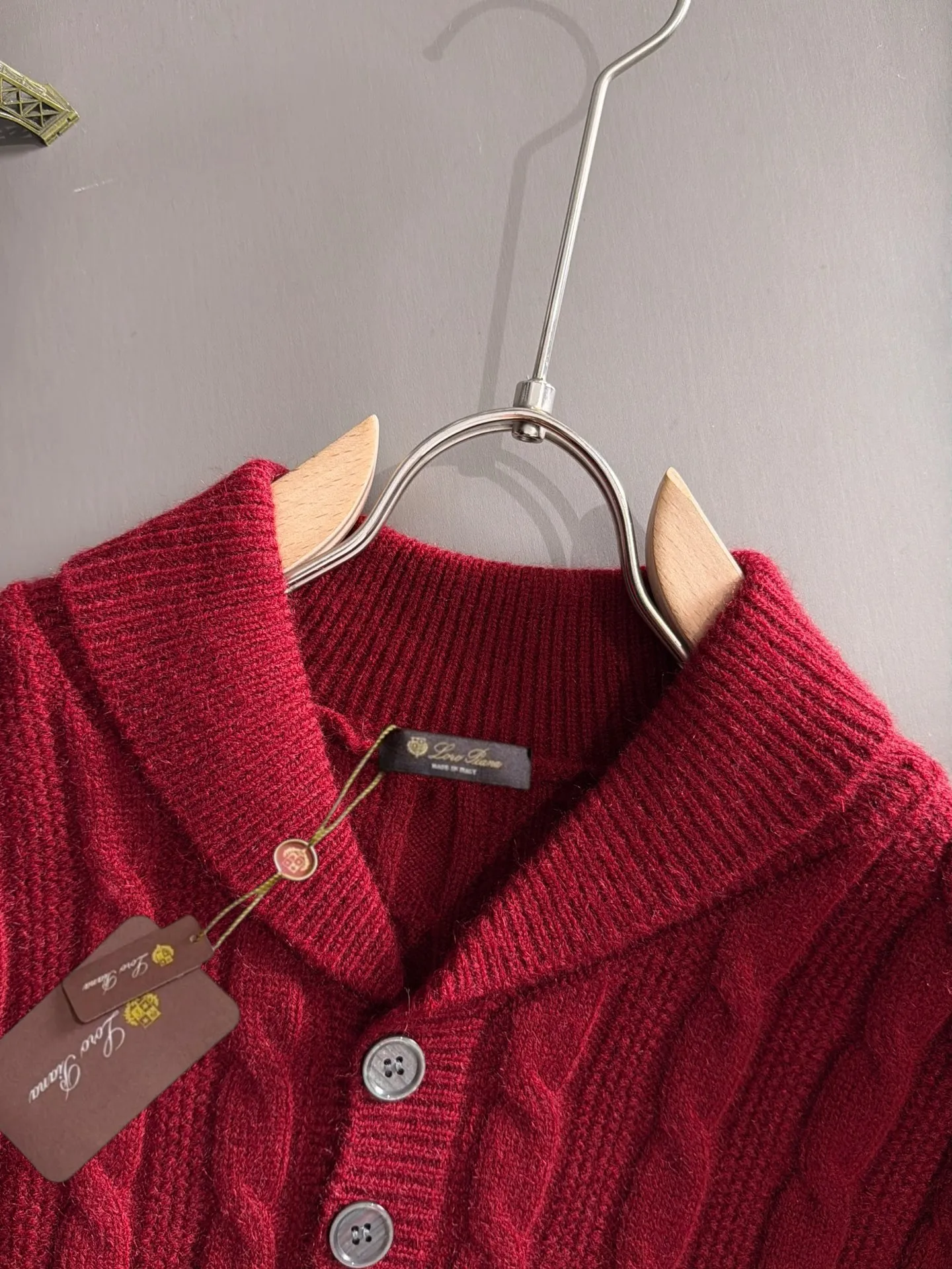 LP Loro Piana's latest sweaters from the official website for fall and winter 2026 are now on sale at the counter for Hot Sale! Specially made of wool blended fabric. It feels comfortable and can be directly in contact with the skin. The logo badge is exquisitely embroidered, which is extremely eye-catching! The details highlight the fashionable charm of big brands. Exquisite workmanship. Three-dimensional cutting style. The wearing effect is invincible and handsome! All three standards are complete! Sizes:M-3XL